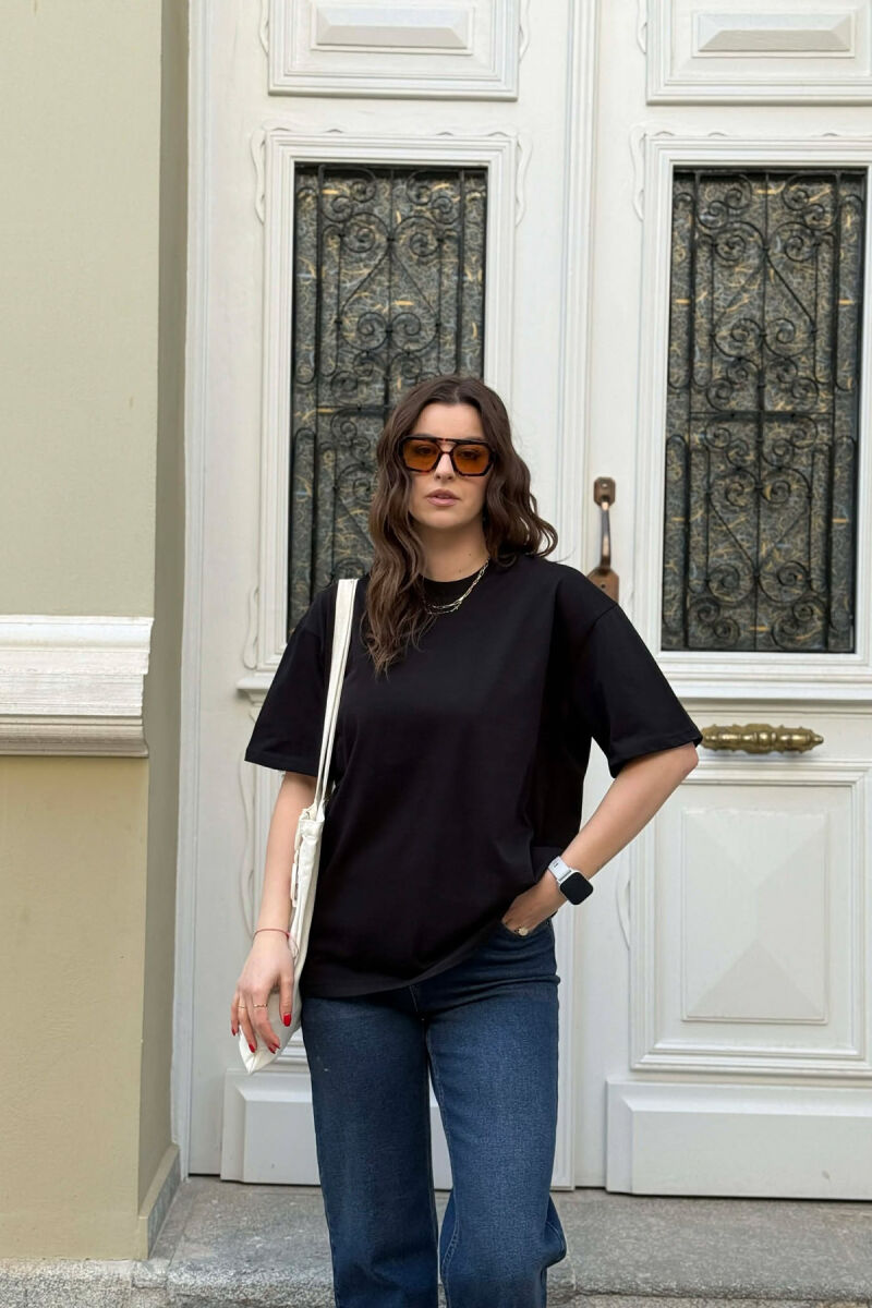 T-SHIRT NJE NGJYRESH PER FEMRA NE NGJYRE TE ZEZE+6 PALE ÇORAPE DHURATE - 1