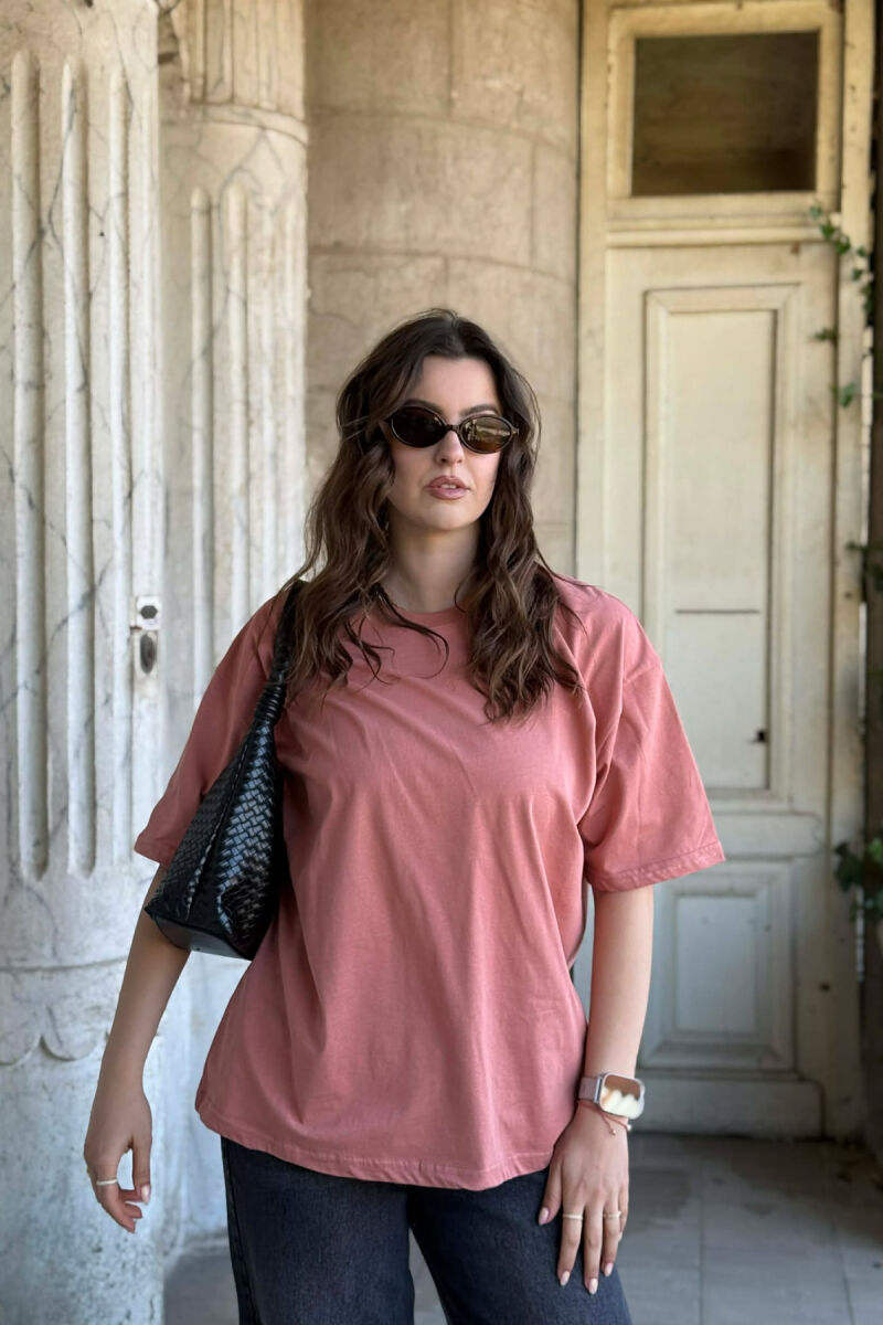 T-SHIRT NJE NGJYRESH PER FEMRA NE NGJYRE UTHULL+ 6 PALE ÇORAPE DHURATE - 1