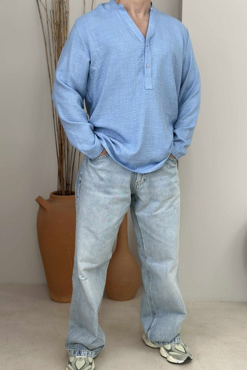 BLUZË NJË NGJYRËSHE E THJESHTË PËR MESHKUJ NË NGJYRËN BLU E ZBARDHUR - 1