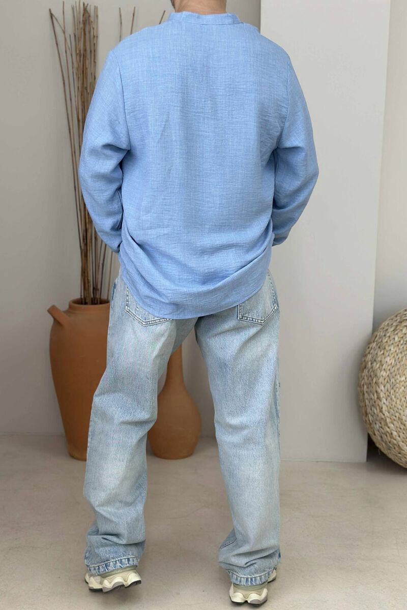 BLUZË NJË NGJYRËSHE E THJESHTË PËR MESHKUJ NË NGJYRËN BLU E ZBARDHUR - 3