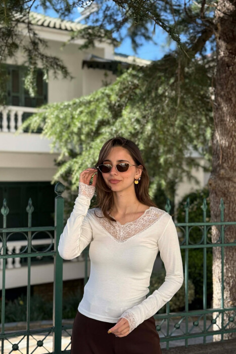 BLUZE NJE NGJYRESHE ME DETAJ DANTELLE PER FEMRA NE NGJYRE TE BARDHE - 