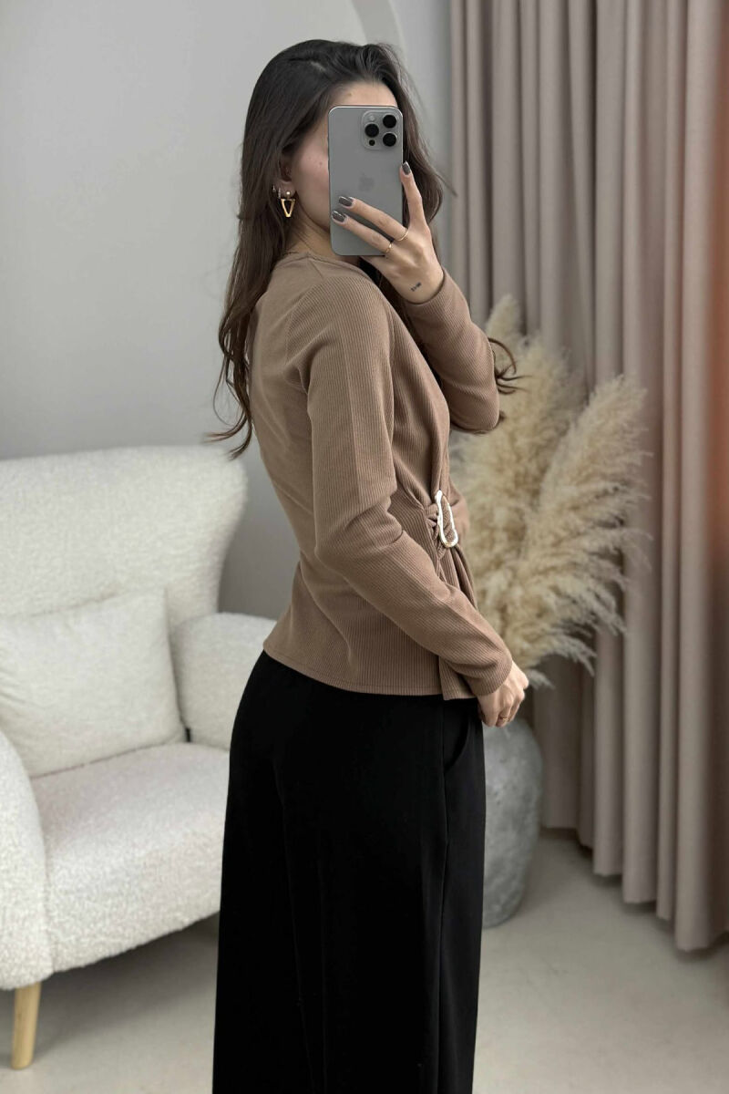 BLUZË NJË NGJYRËSHE ME DETAJE PËR FEMRA NË NGJYRË KAFE - 2