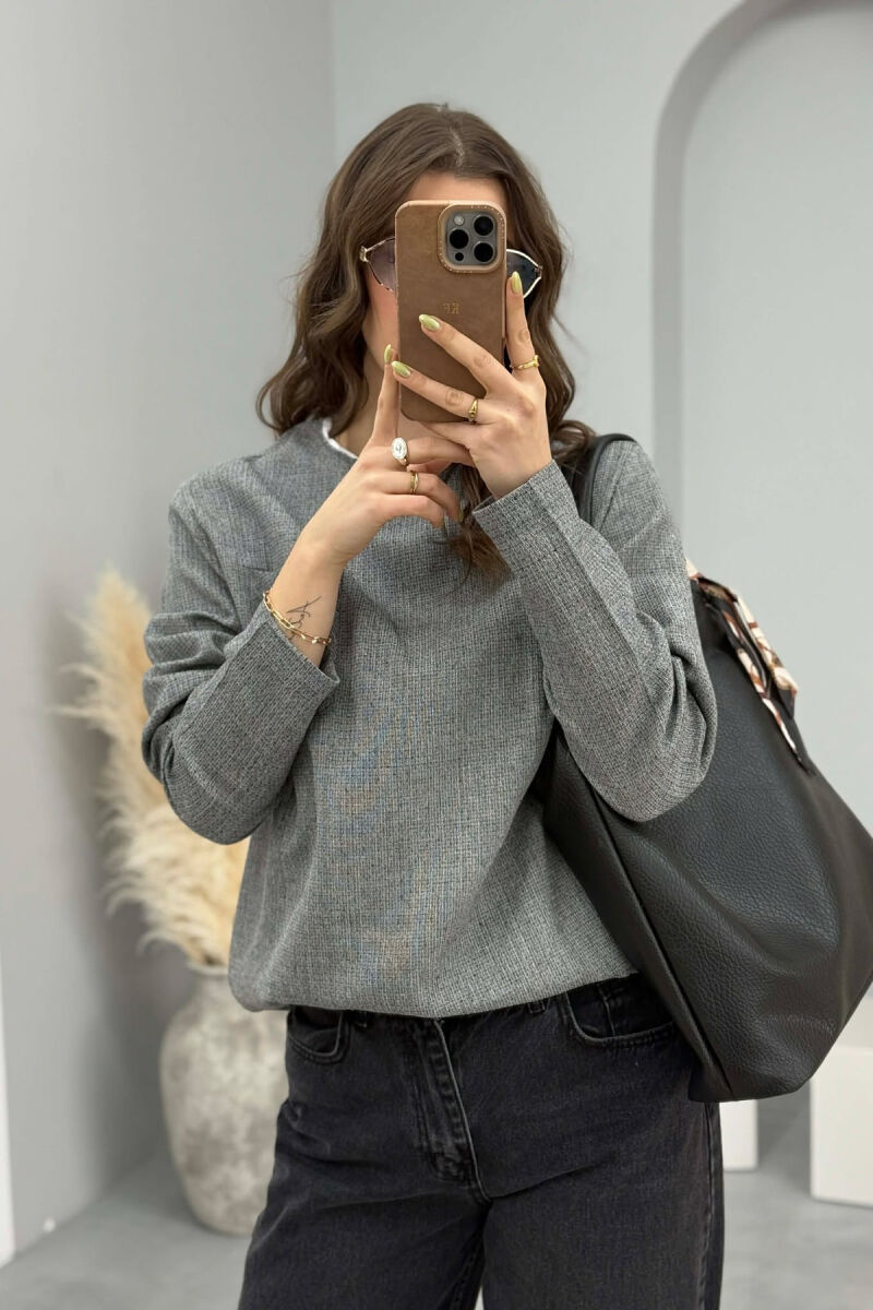 BLUZË NJË NGJYRËSHE ME JAKË RRUMBULLAKE DHE ME DETAJIN E XHEPIT PËR FEMRA NË NGJYRËN GRI - 4