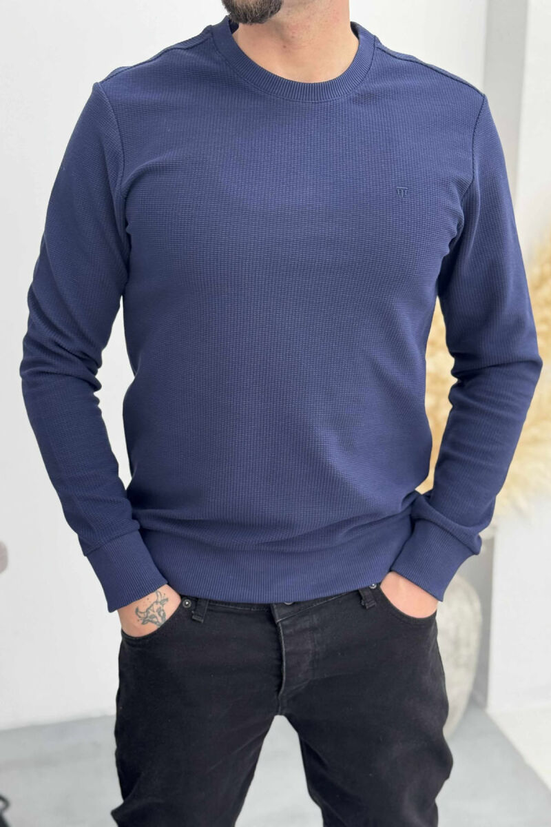 BLUZË NJË NGJYRËSHE ME JAKË TË RRUMBULLAKËT PËR MESHKUJ NË NGJYRËN BLU - 2