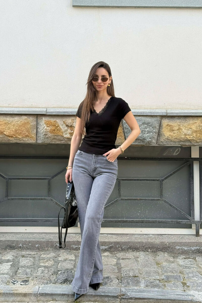 BLUZE NJE NGJYRESHE ME JAKE V PER FEMRA NE NGJYRE TE ZEZE - 2