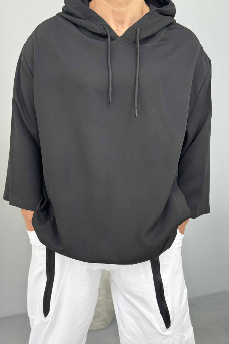 BLUZË NJË NGJRYËSHE ME KAPUÇ PËR MESHKUJ NË NGJYRËN E ZEZË - 2