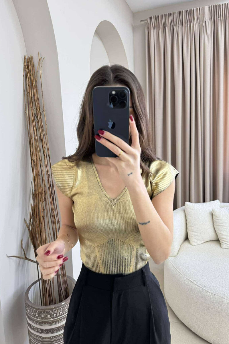 BLUZË NJË NGJYRËSHE ME SHKËLQIM PËR FEMRA NË NGJYRË GOLD - 1