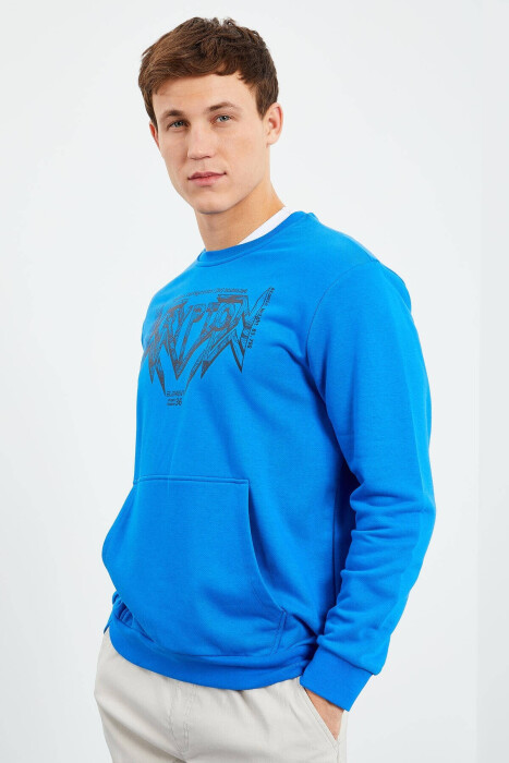 BLUZË NJË NGJYRËSHE ME SHKRIM PËR MESHKUJ NË NGJYRËN BLU E ZBARDHUR - 2