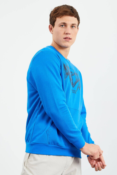 BLUZË NJË NGJYRËSHE ME SHKRIM PËR MESHKUJ NË NGJYRËN BLU E ZBARDHUR - 5