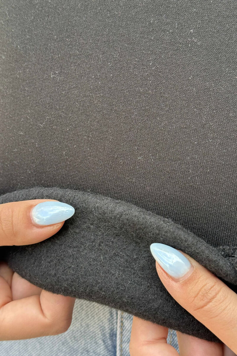 BLUZË NJËNGJYRËSHE E THJESHTË ME PUSH PËR FEMRA NË NGJYRËN E ZEZË - 5