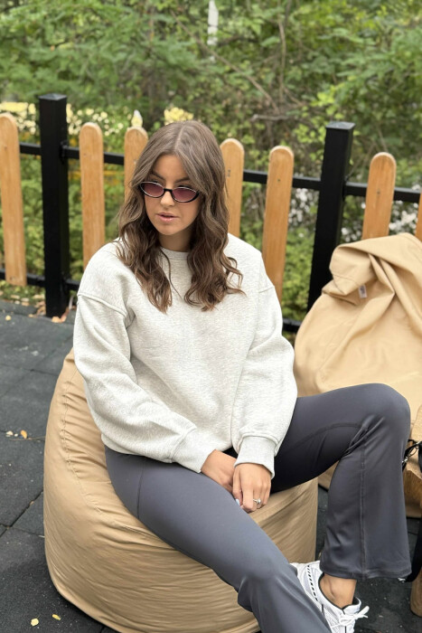 BLUZË NJËNGJYRËSHE E THJESHTË ME PUSH PËR FEMRA NË NGJYRËN GRI E ZBARDHUR - 3