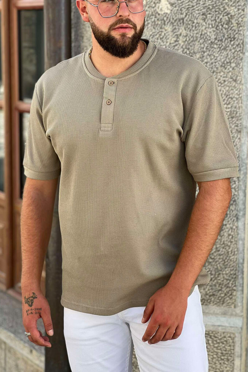 BUTTON NECK DETAILS MEN T-SHIRT OLIVE/ULLI - 1