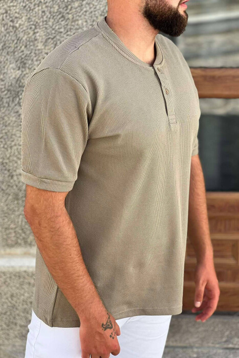 BUTTON NECK DETAILS MEN T-SHIRT OLIVE/ULLI - 2