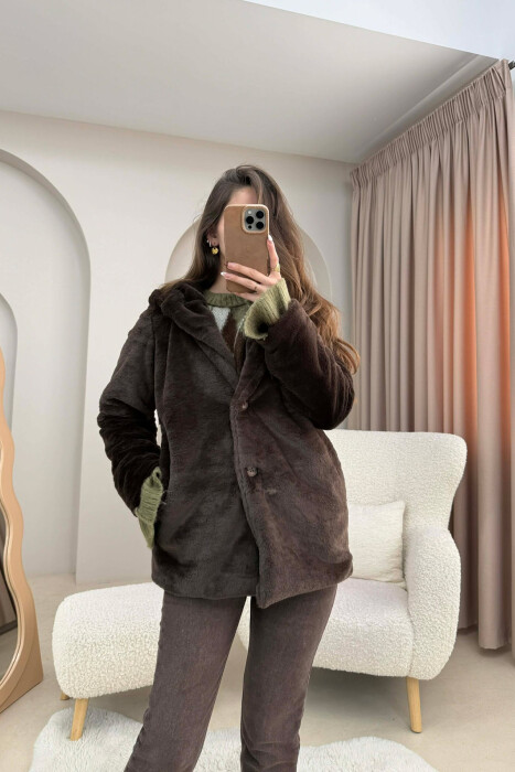 PALLTO PELLUSHI ME KAPUÇ DHE BUTONA PER FEMRA NE NGJYRE KAFE - KLAUDIO FASHION