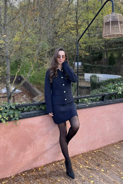 KOSTUM NJË NGJYRËSH XHAKETË ME BUTONA+FUND PËR FEMRA NË NGJYRË BLU TË ERRËT - KLAUDIO FASHION