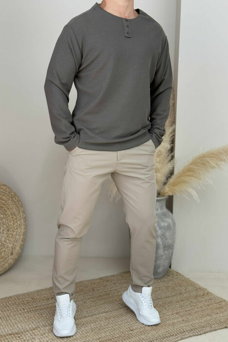 TRIKO E THJESHTË ME JAKË TË RRUMBULLAKËT DHE BUTONA PËR MESHKUJ NË NGJYRËN KAFE - KLAUDIO FASHION