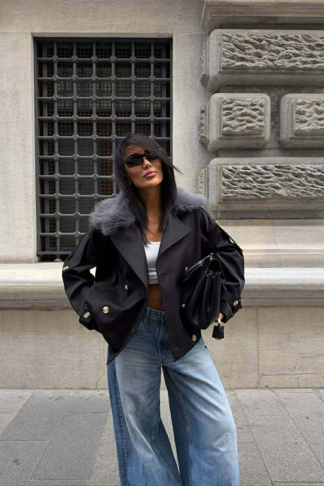 XHAKETË E SHKURTËR ME DETAJE BUTONASH DHE JAKË ME PUSH PËR FEMRA NË NGJYRË TE ZEZE - KLAUDIO FASHION