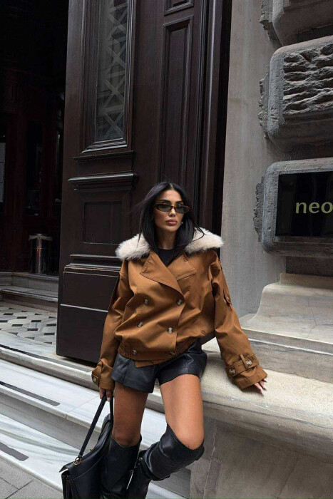 XHAKETË E SHKURTËR ME DETAJE BUTONASH DHE JAKË ME PUSH PËR FEMRA NË NGJYRË KAFE - KLAUDIO FASHION