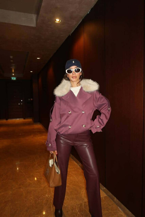 XHAKETË E SHKURTËR ME DETAJE BUTONASH DHE JAKË ME PUSH PËR FEMRA NË NGJYRË LEJLA - KLAUDIO FASHION