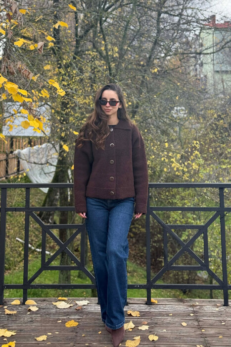 PULOVER NJE NGJYRESHE ME DETAJE BUTONASH PER FEMRA NE NGJYRE KAFE TE ERRET - KLAUDIO FASHION