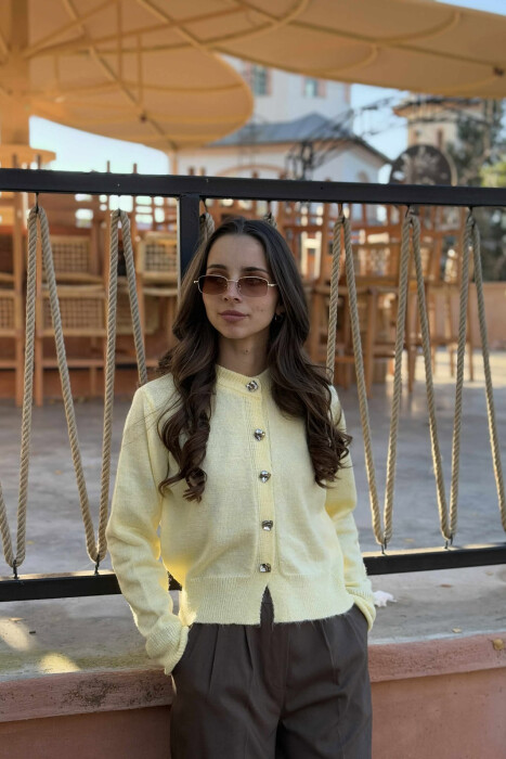 PULOVËR NJË NGJYRËSHE ME DETAJE BUTONASH PËR FEMRA NË NGJYRË TË VERDHË - KLAUDIO FASHION