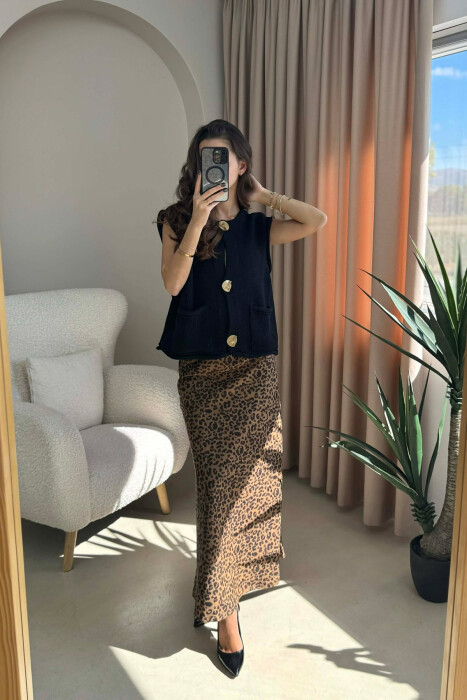 JELEK I THJESHTË I THURRUR ME DETAJIN E BUTONAVE PËR FEMRA NË NGJYRË TË ZEZË - KLAUDIO FASHION