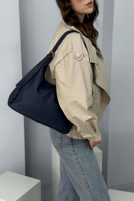 ÇANTE E THJESHTE NJE NGJYRESHE LEKURE PER FEMRA NE NGJYRE BLU - 3