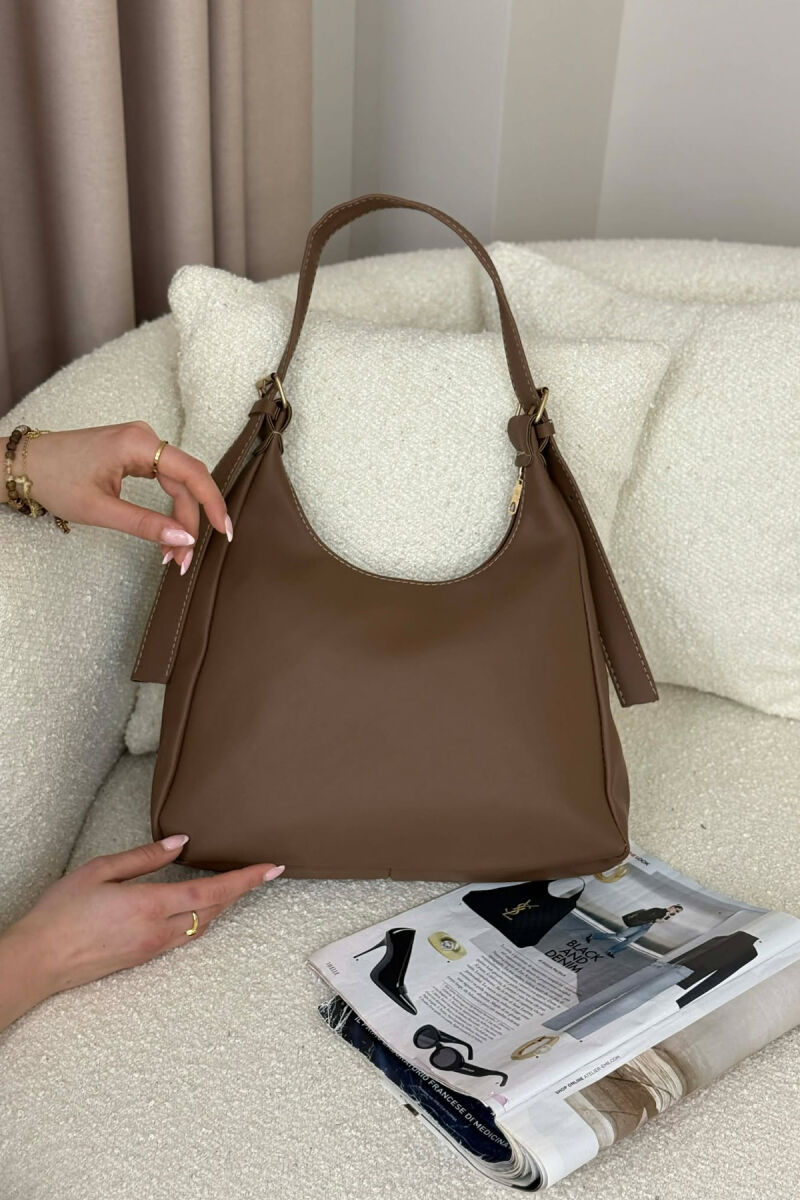 ÇANTE E THJESHTE NJE NGJYRESHE LEKURE PER FEMRA NE NGJYRE KAFE TE ZBARDHUR - 2