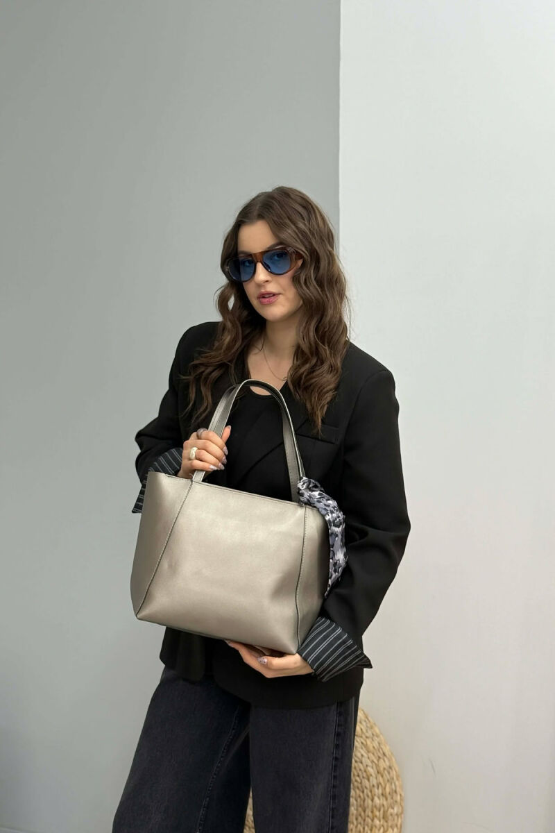 ÇANTE E THJESHTE NJE NGJYRESHE ME DETAJIN E SHALLIT PER FEMRA NE NGJYRE GRI - 3