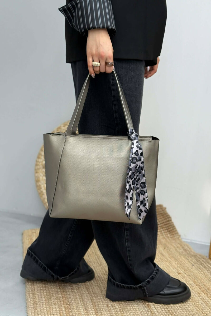 ÇANTE E THJESHTE NJE NGJYRESHE ME DETAJIN E SHALLIT PER FEMRA NE NGJYRE GRI - 4