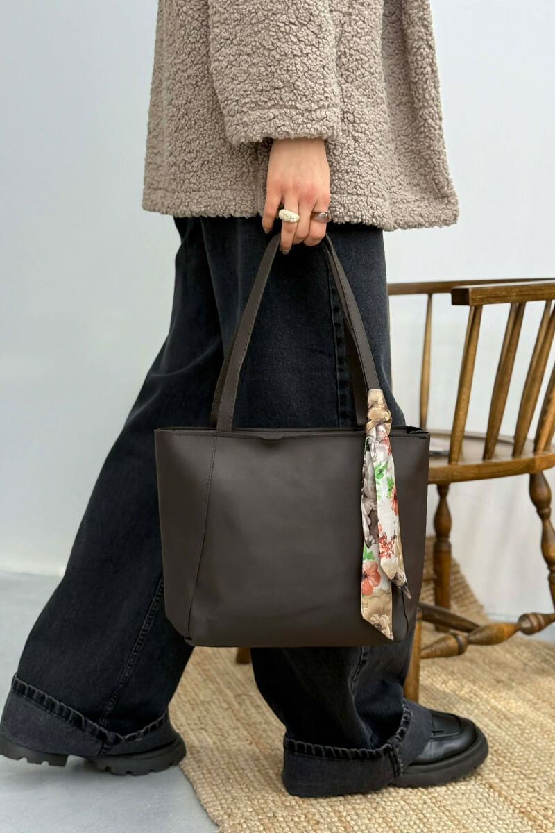 ÇANTE E THJESHTE NJE NGJYRESHE ME DETAJIN E SHALLIT PER FEMRA NE NGJYRE KAFE TE ERRET - 1