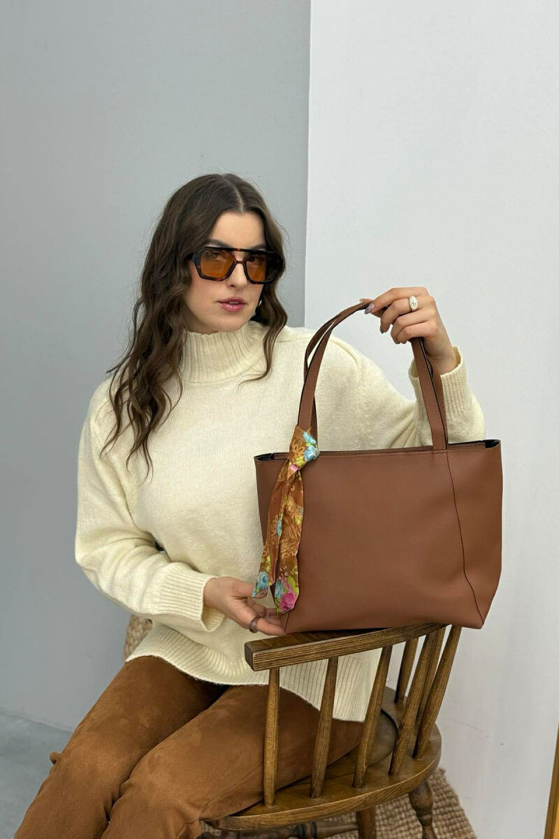 ÇANTE E THJESHTE NJE NGJYRESHE ME DETAJIN E SHALLIT PER FEMRA NE NGJYRE KAFE - 2