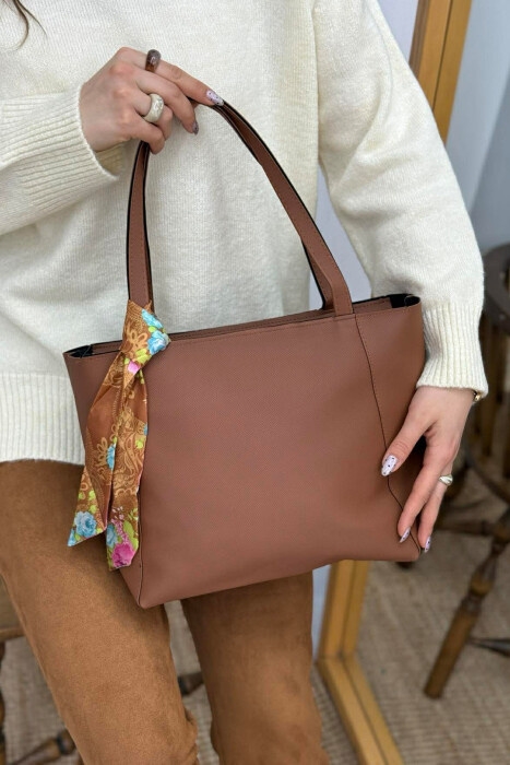 ÇANTE E THJESHTE NJE NGJYRESHE ME DETAJIN E SHALLIT PER FEMRA NE NGJYRE KAFE - 1