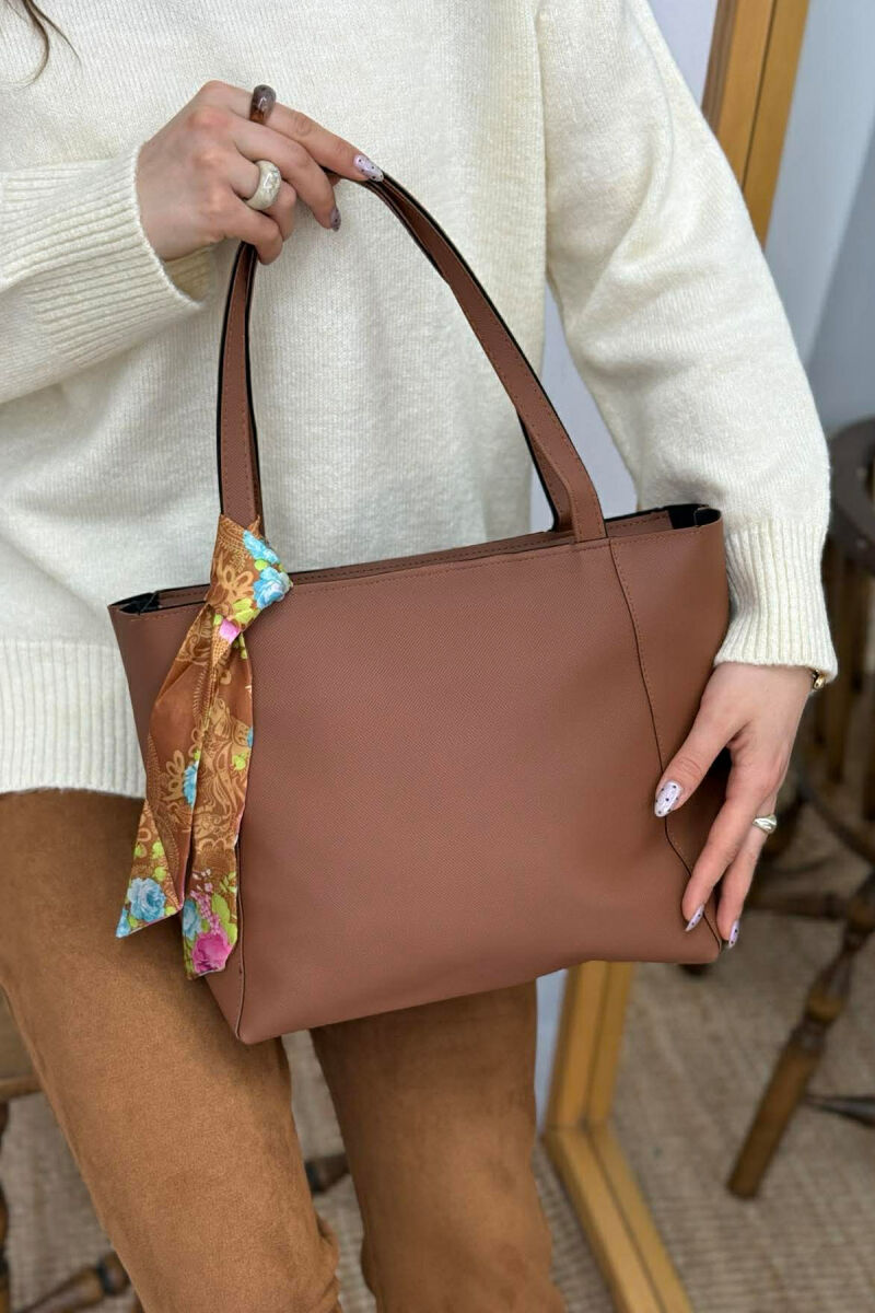 ÇANTE E THJESHTE NJE NGJYRESHE ME DETAJIN E SHALLIT PER FEMRA NE NGJYRE KAFE - 1