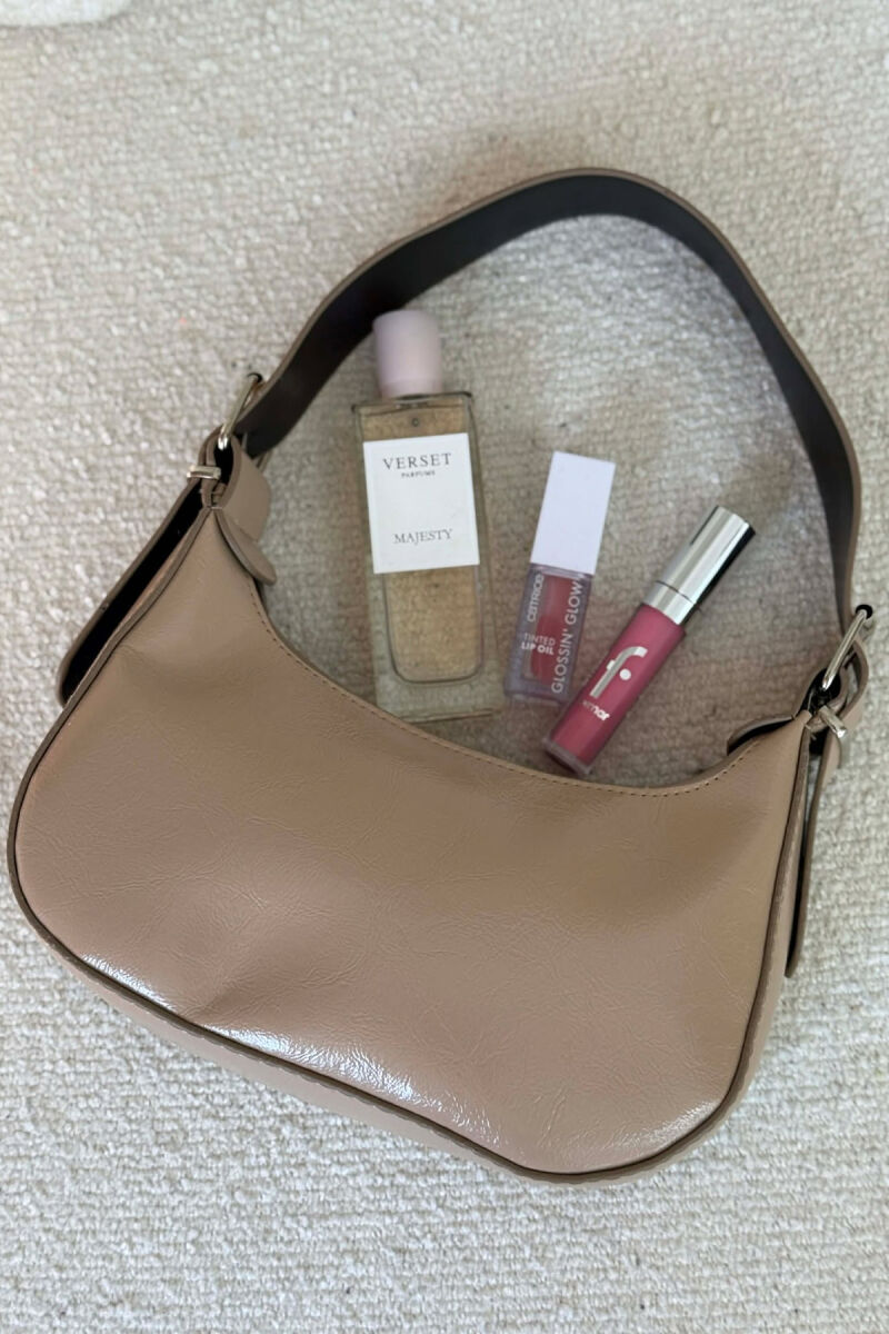 ÇANTË LËKURE E THJESHTË PËR FEMRA NË NGJYRËN BEZHË - 2