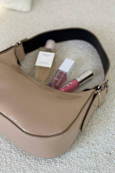 ÇANTË LËKURE E THJESHTË PËR FEMRA NË NGJYRËN BEZHË - 3