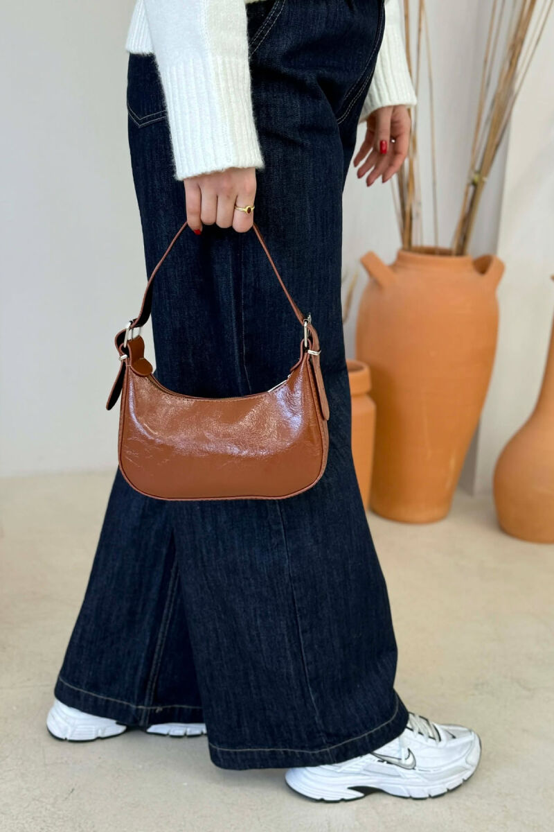 ÇANTË LËKURE E THJESHTË PËR FEMRA NË NGJYRËN KAFE - 3