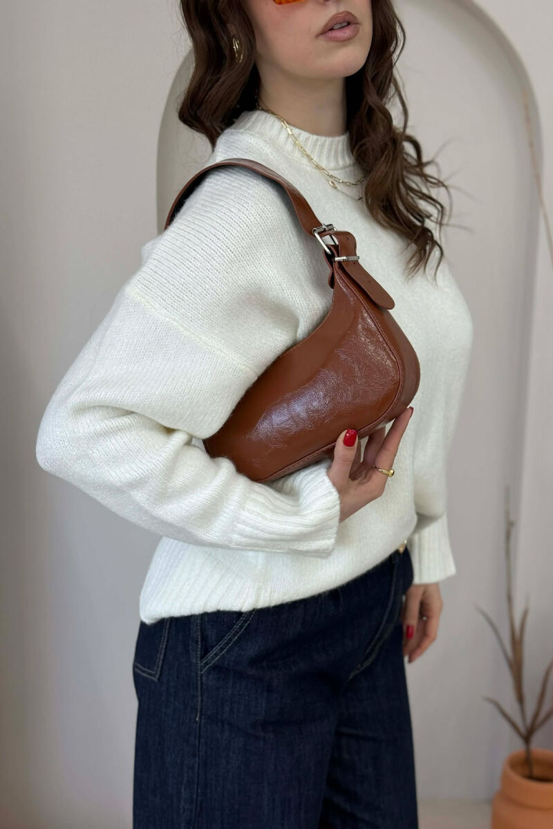 ÇANTË LËKURE E THJESHTË PËR FEMRA NË NGJYRËN KAFE - 4