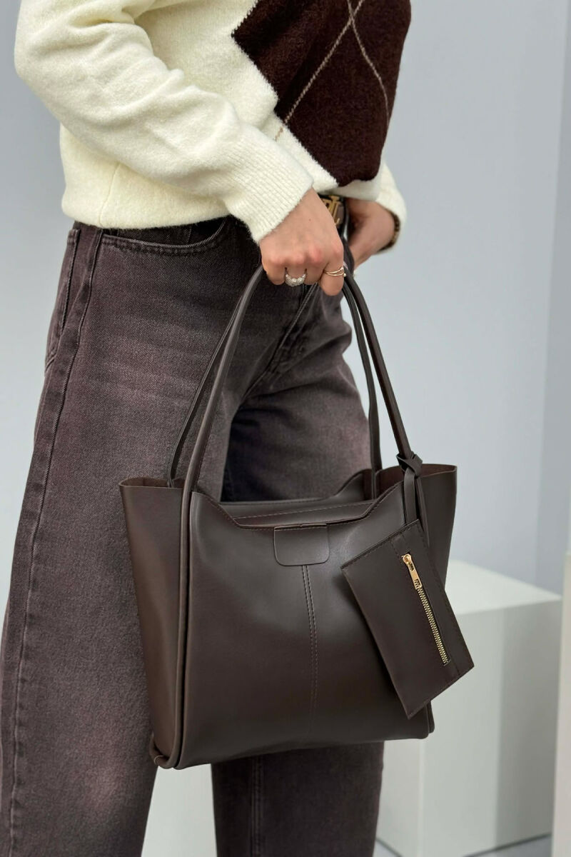 ÇANTE LEKURE ME ZINXHIR PER FEMRA NE NGJYRE KAFE TE ERRET - 1