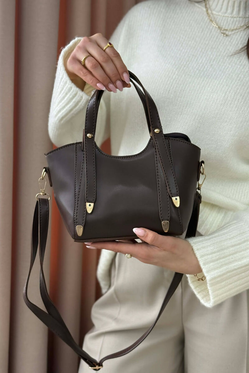 ÇANTE NJE NGJYRESHE LEKURE PER FEMRA NE NGJYRE KAFE TE ERRET - 2