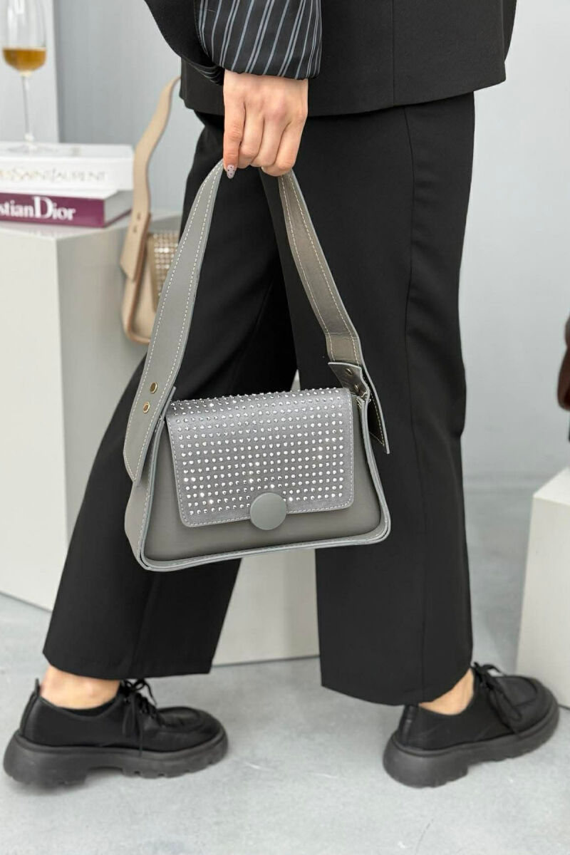 ÇANTE NJE NGJYRESHE ME SHKELQIM PER FEMRA NE NGJYRE GRI TE ERRET - 3