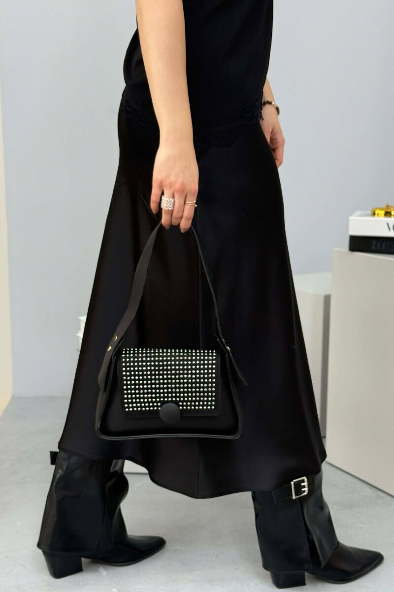 ÇANTE NJE NGJYRESHE ME SHKELQIM PER FEMRA NE NGJYRE TE ZEZE - 4