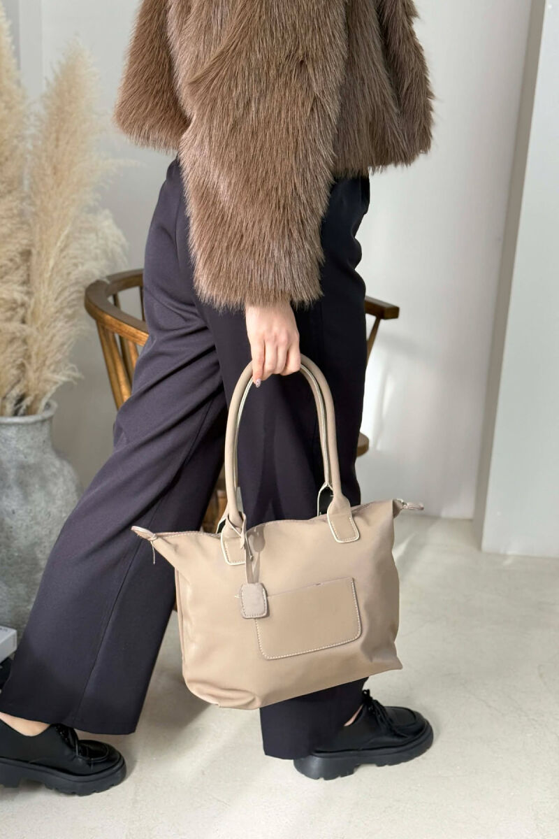 ÇANTE NJE NGJYRESHE ME ZINXHIR PER FEMRA NE NGJYRE KAFE TE ZBARDHUR - 2