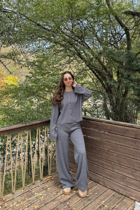 SET NJË NGJYRËSH I THJESHTË PULOVËR+PANTALLONA PËR FEMRA NË NGJYRË GRI - KLAUDIO FASHION