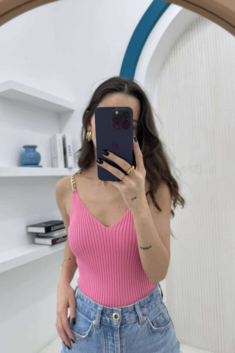KANATJERE ME DETAJIN E ZINXHIRIT PËR FEMRA NË NGJYRËN BABY PINK 