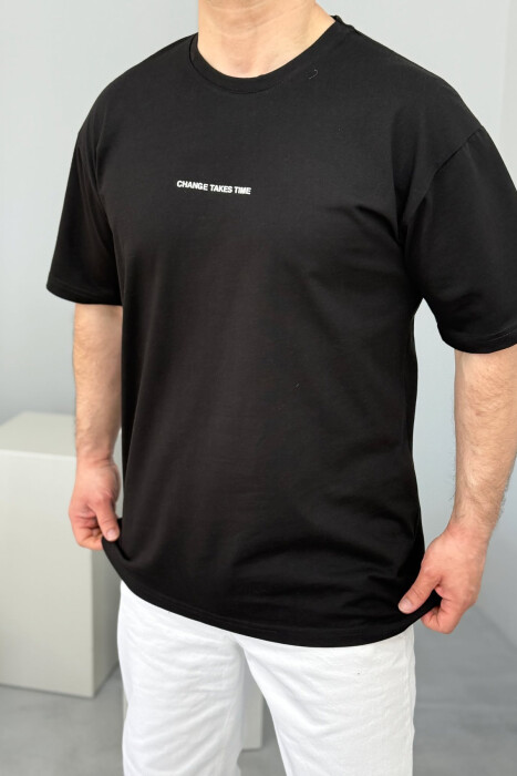 T-SHIRT ME SHKRIME PËR MESHKUJ NË NGJYRËN E ZEZË 
