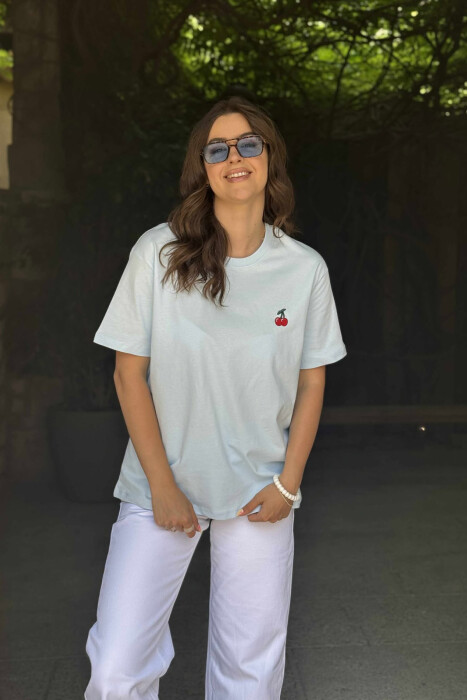 T-SHIRT NJË NGJYRËSH ME LOGON E QERSHISË PËR FEMRA NË NGJYRËN BLU E ZBARDHUR 