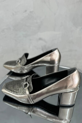 CLASSIC SHINY LEATHER SEMI HEEL WOMAN GREY/GRI 