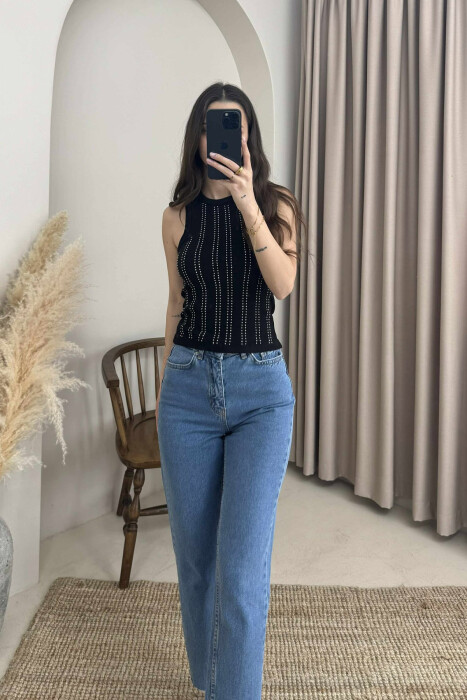 CROP ME DETAJIN E GURËVE PËR FEMRA NË NGJYRËN E ZEZË - 2