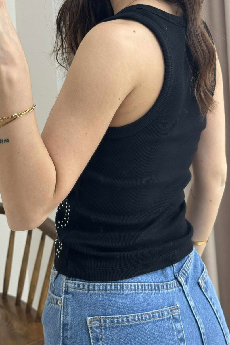 CROP ME DETAJIN E GURËVE PËR FEMRA NË NGJYRËN E ZEZË - 4